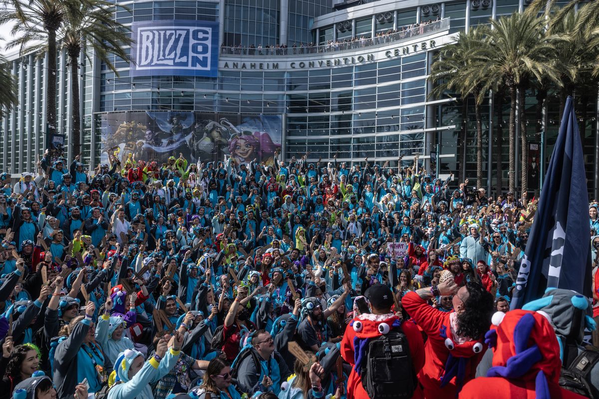 Queue of fans outside the Anaheim Convention Center