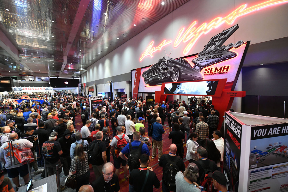 Crowds on the SEMA Show floor